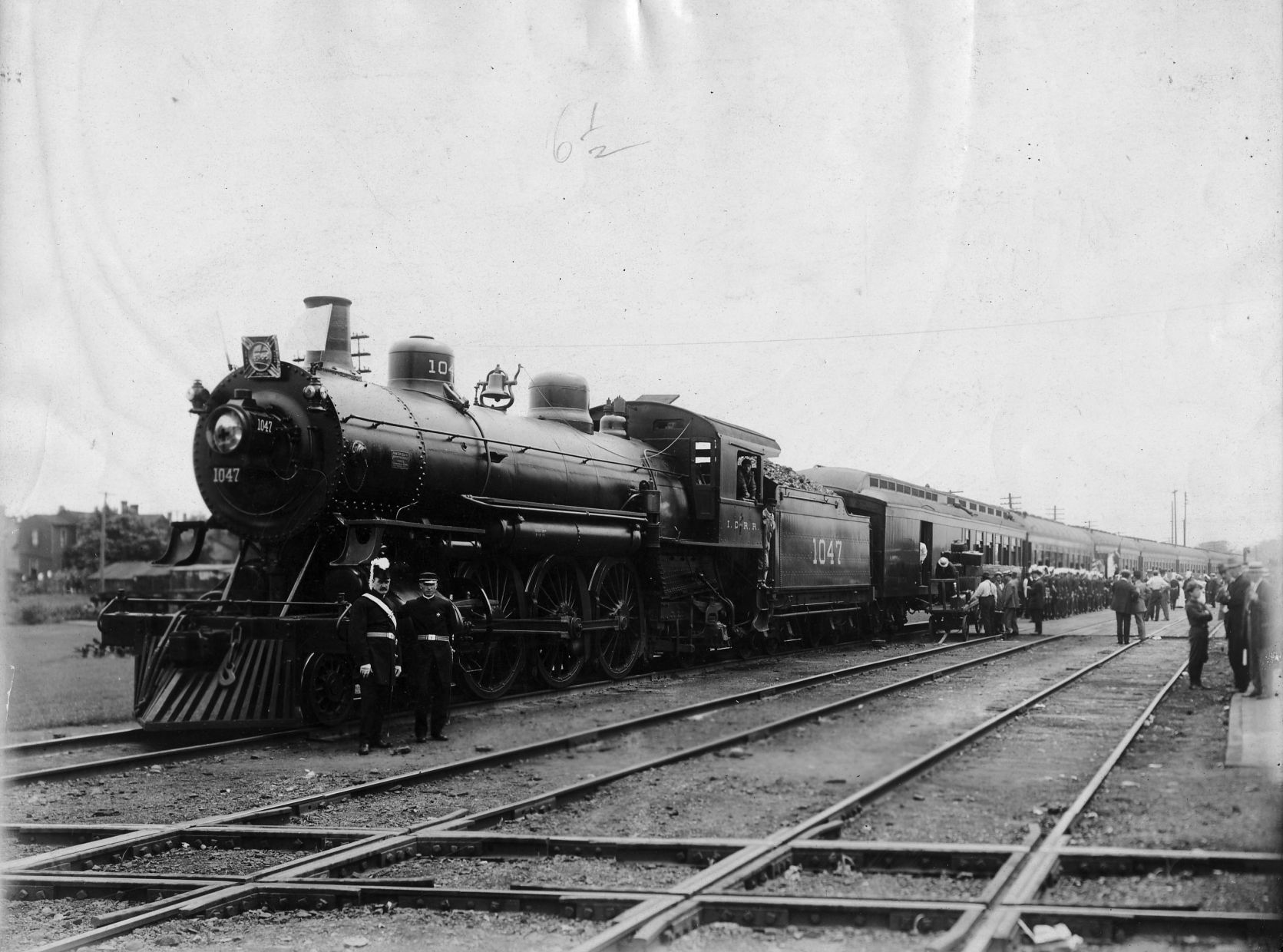 Illinois Central train 1910.jpg